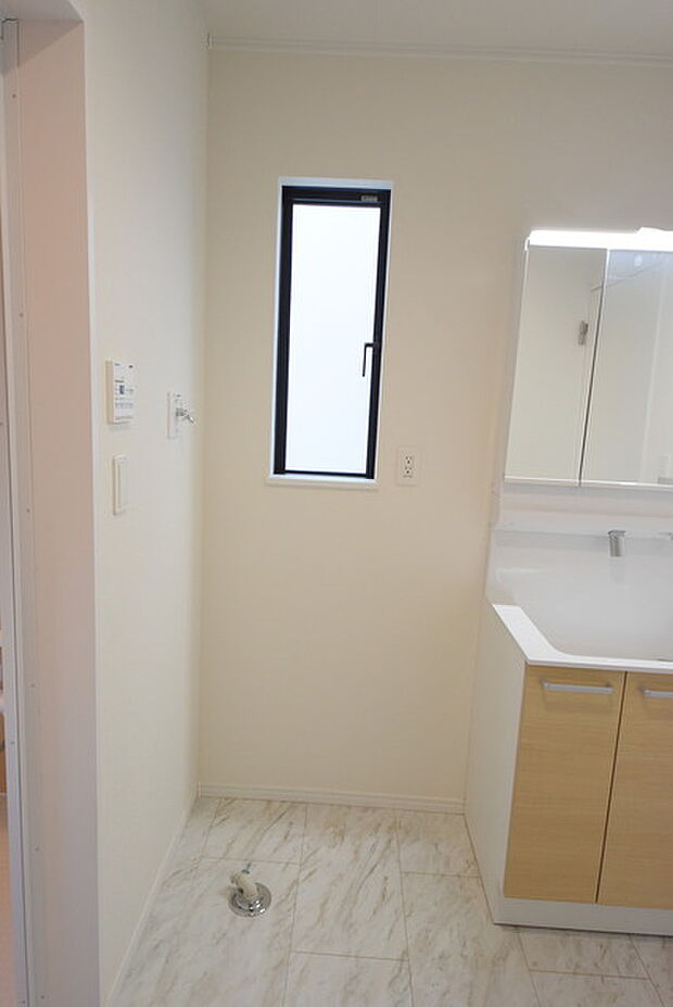 使い勝手の良い洗面台、窓があることで換気もしやすく清潔感のある空間を保てます。 