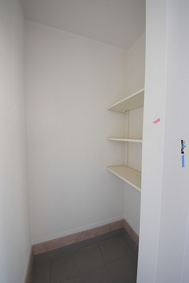 土間収納付きでベビーカーやゴルフバック、お子様のおもちゃもスッキリ収納できます。