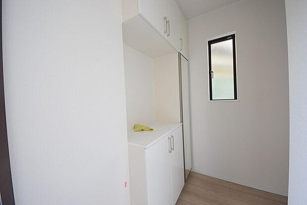 お宅の顔となる明るく開放的な玄関。ご家族皆様様の靴を収納できるスペースと全身鏡があり、お出掛け前に身だしなみチェックもできます。