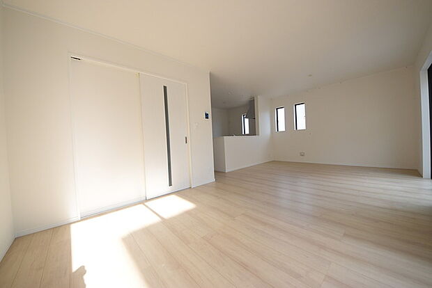 いつも家族の集まるリビングは広々とした18.25帖。通風・採光にも優れ、心安らぐ風と光がたえない空間。汎用性に富んだ居住スペースと、高揚感さえも与えてくれる住空間です。 