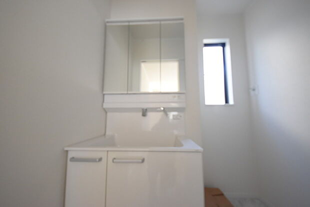 お出かけ前の身だしなみに一歩差がつく三面鏡。ミラー裏にはたっぷり収納もございます。 