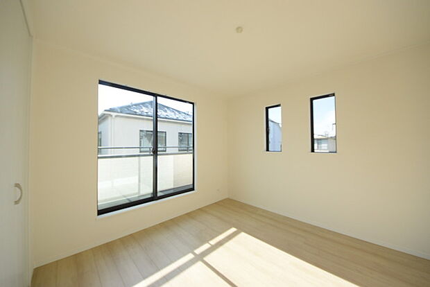 今からここを誰のお部屋にしようか、そんな洋室。大きさは6.12帖です。 