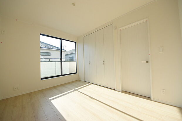 2面採光を確保した明るい室内は、爽やかな風を感じる居心地の良い空間です。 