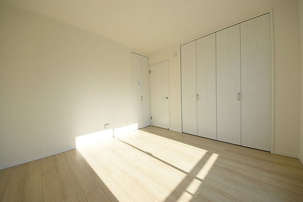 今からここを誰のお部屋にしようか、そんな洋室。大きさは6.12帖です。 
