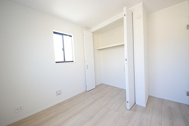 今からここを誰のお部屋にしようか、そんな洋室。大きさは4.5帖です。 