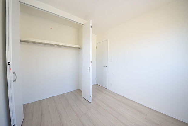 今からここを誰のお部屋にしようか、そんな洋室。大きさは4.5帖です。 