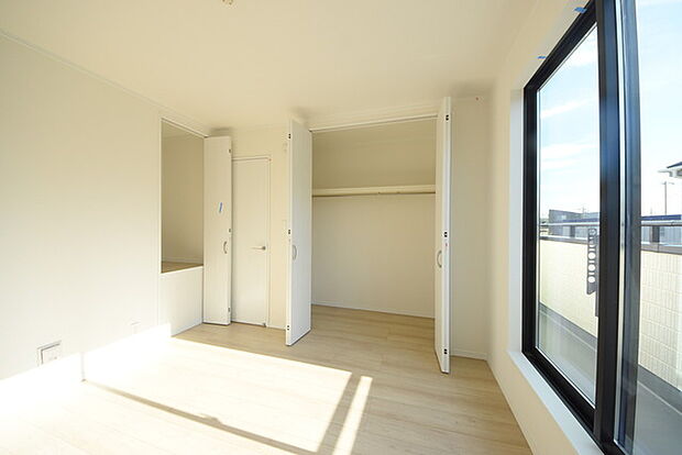 今からここを誰のお部屋にしようか、そんな洋室。大きさは6.12帖です。 