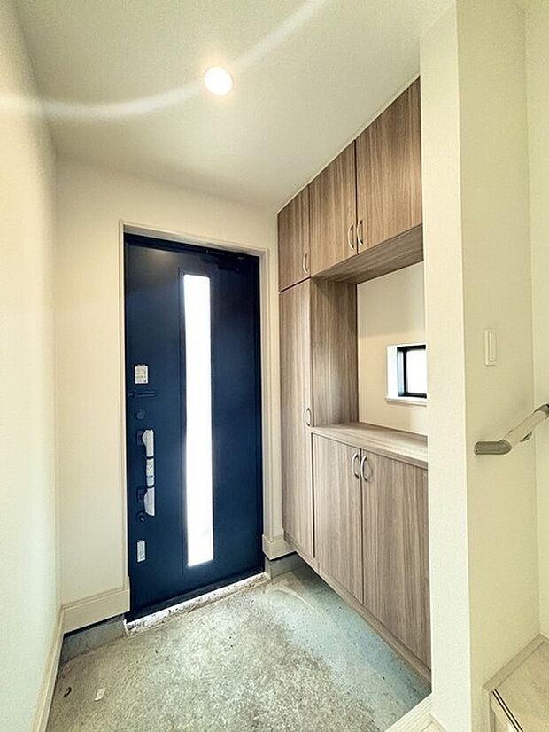 明るく開放的な玄関、靴の脱ぎ履きもしやすく、収納も豊富でご家族皆様の靴をスッキリ収納できます。