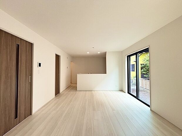 家族や友人、両親、親戚とこれから沢山の時間を紡ぐのだろう。そこを彩るのは窓から見える青い空、心地よい緑。そんなイメージが膨らむリビングスペース。