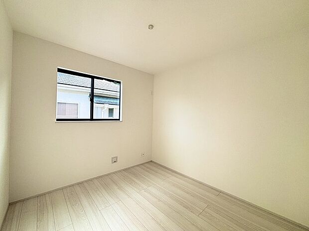 どんな家具にでも相性が良い清潔感ある白色調のクロスを採用。主張しすぎない配色、耐久性にも優れた床材は日々のメンテナンスも楽に、快適に過ごして頂けるよう考えられています。