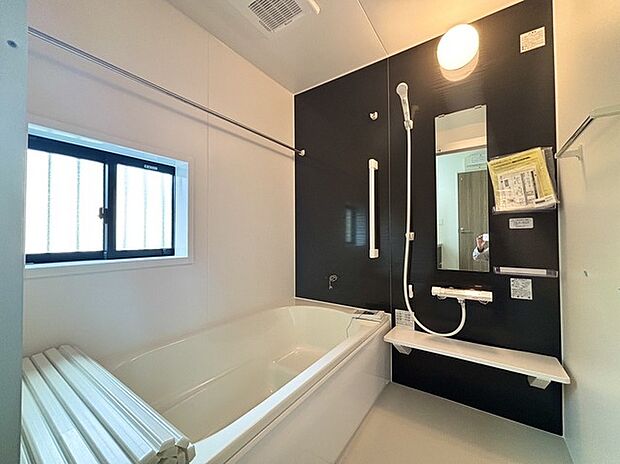 その日の疲れをゆっくりと落としてくれる場所、お子様との大事なひと時を楽しくしてくれる場所。曲線美も感じられるくつろぎのバスタブは、半身浴も楽しめる居心地の良さ。