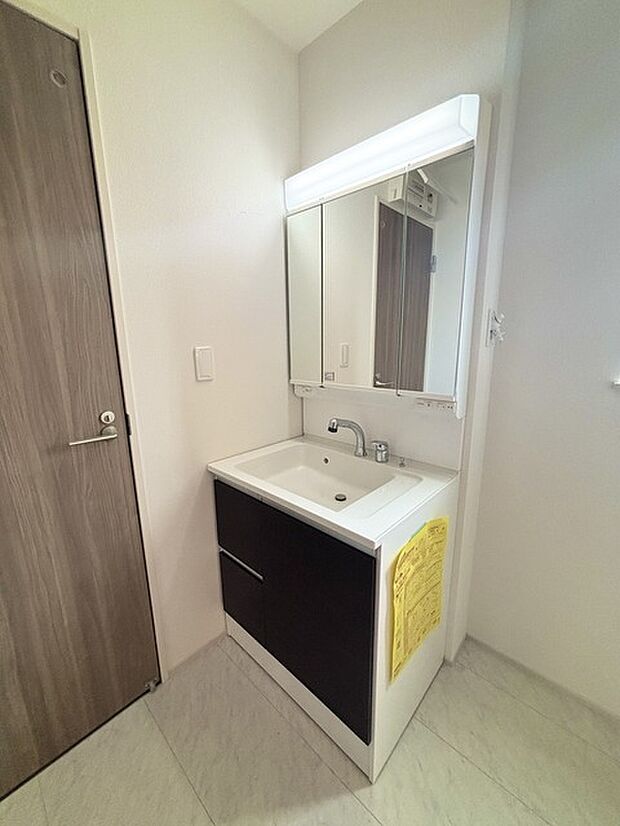 お出かけ前の身だしなみに一歩差がつく三面鏡。ミラー裏にはたっぷり収納もございます。