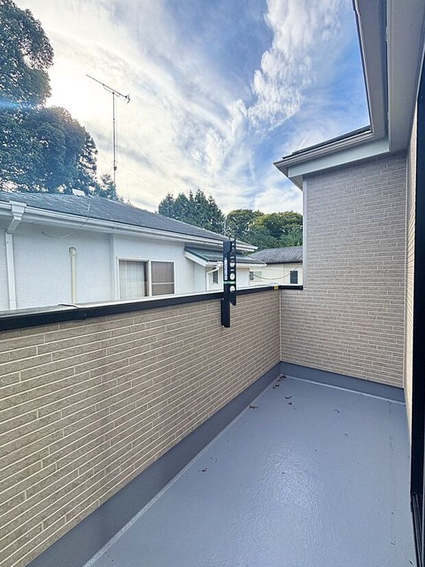 広めのバルコニーは風通しも良くお洗濯物もしっかりと干すことができます!