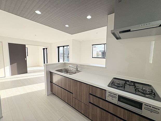 夕食の時間。家族、友人、両親、親戚との会話がより料理を美味しくしてくれる。あっという間に時間が過ぎてしまう居心地の良さは、普段はほっとする空間としてここにあります。