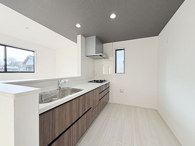 キッチンはオープンカフェスタイルだからリビングとの一体感はバッチリ。毎日のお料理時間も楽しくなりそうです。