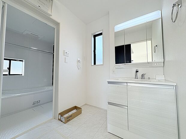 ゆとりの洗面スペースで朝の身支度もスムーズに行えます。