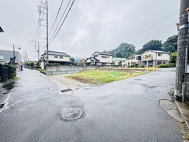 4.7m幅員の道路に面しておりお車の運転が苦手な方でも安心して出入りいただけます。