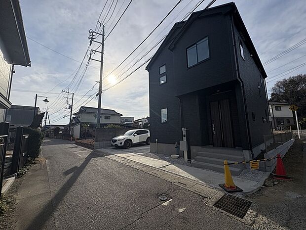 戸建てが立ち並ぶ静かな住宅街。四季折々の移り変わりを感じながら自然と楽しみ、暮らす、そんな毎日を日々の中で感じられる住環境