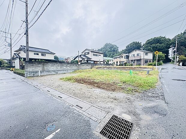 4.7m幅員の道路に面しておりお車の運転が苦手な方でも安心して出入りいただけます。