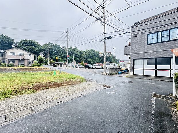 4.7m幅員の道路に面しておりお車の運転が苦手な方でも安心して出入りいただけます。