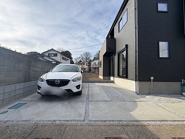 セカンドカーや来客時にも便利なカースペース2台分ございます。 