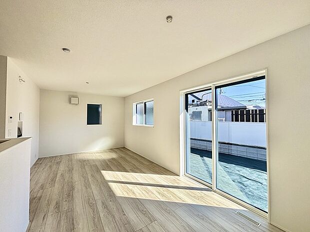 家族や友人、両親、親戚とこれから沢山の時間を紡ぐのだろう。そこを彩るのは窓から見える青い空、心地よい緑。そんなイメージが膨らむリビングスペース。 