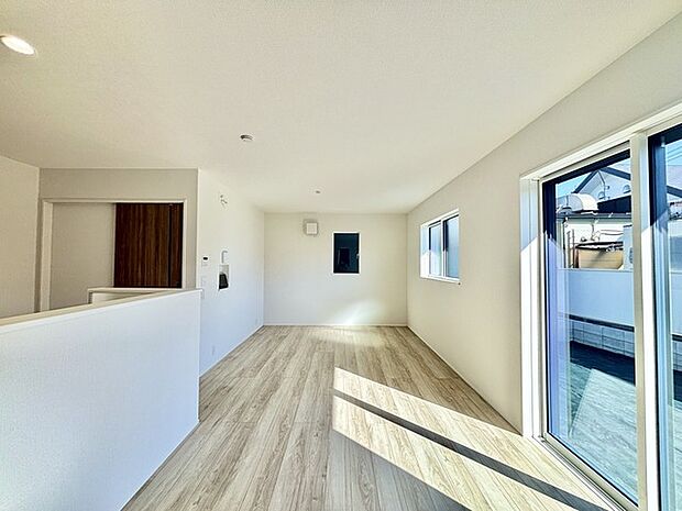 家族団欒のリビング。陽光差し込む食卓には家族の会話とスマイルが溢れます。いつまでもここで食卓を囲みたくなる、そう感じさせてくれるスペース。 