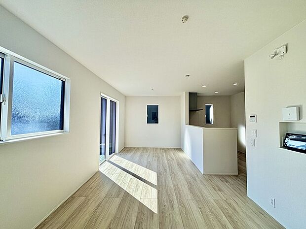 家族が一番集まる場所だから広々としつつも素敵な空間であって欲しい。皆がくつろぐリビングからキッチンまでが一つに繋がる空間。