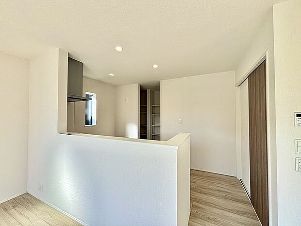 家族が一番集まる場所だから広々としつつも素敵な空間であって欲しい。皆がくつろぐリビングからキッチンまでが一つに繋がる空間。 