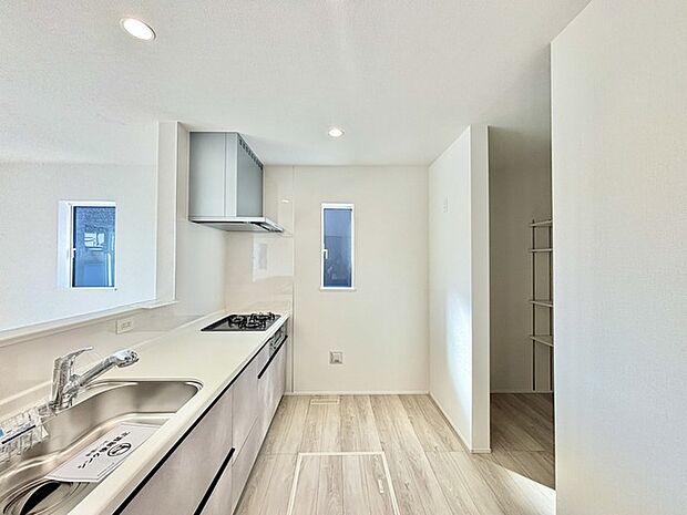 明るい光が降り注ぐ窓があるキッチンはお料理を作る時の気持ちもいつもより明るくなります。近くに窓があるので換気もしやすいですね。 