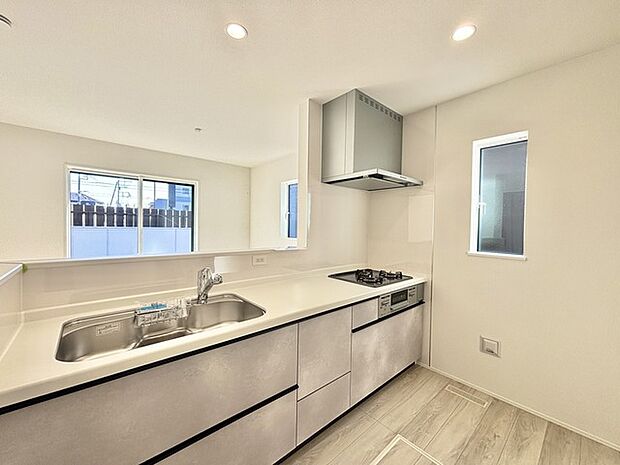 キッチンはオープンカフェスタイルだからリビングとの一体感はバッチリ。毎日のお料理時間も楽しくなりそうです。 