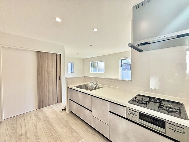 家族が一番集まる場所だから広々としつつも素敵な空間であって欲しい。皆がくつろぐリビングからキッチンまでが一つに繋がる空間。