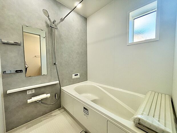 その日の疲れをゆっくりと落としてくれる場所、お子様との大事なひと時を楽しくしてくれる場所。曲線美も感じられるくつろぎのバスタブは、半身浴も楽しめる居心地の良さ。 