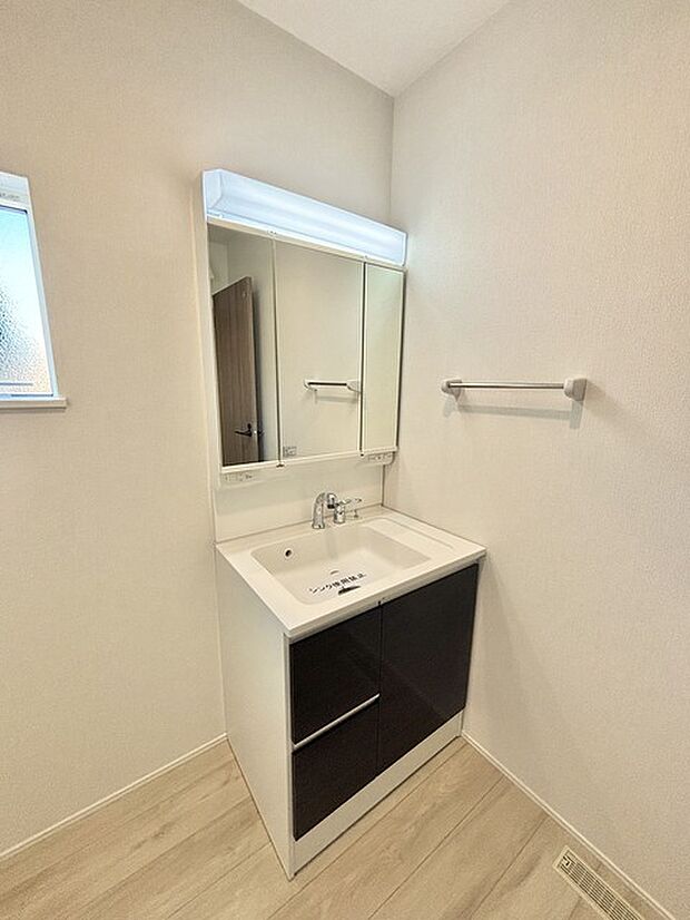 お出かけ前の身だしなみに一歩差がつく三面鏡。ミラー裏にはたっぷり収納もございます。