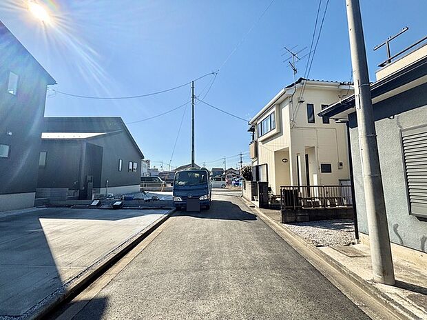 セカンドカーや来客時にも便利なカースペース3台分ございます。 