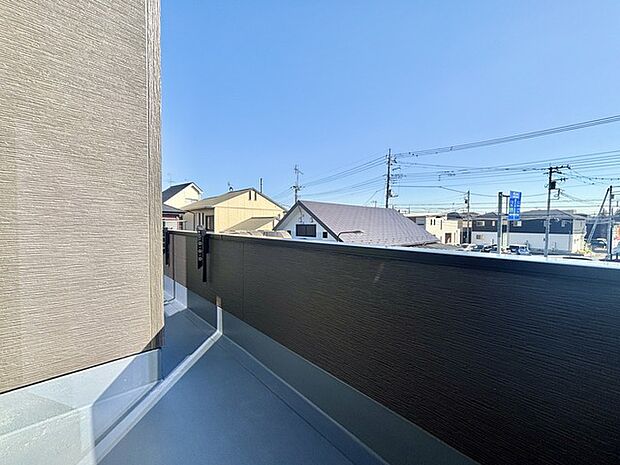 広めのバルコニーは風通しも良くお洗濯物もしっかりと干すことができます!