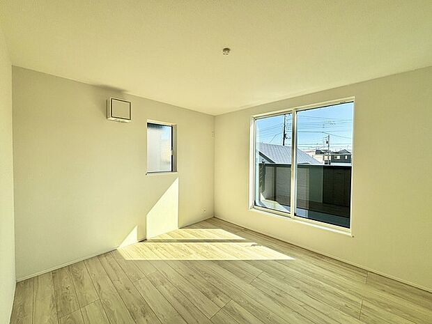 どんな家具にでも相性が良い清潔感ある白色調のクロスを採用。主張しすぎない配色、耐久性にも優れた床材は日々のメンテナンスも楽に、快適に過ごして頂けるよう考えられています。 