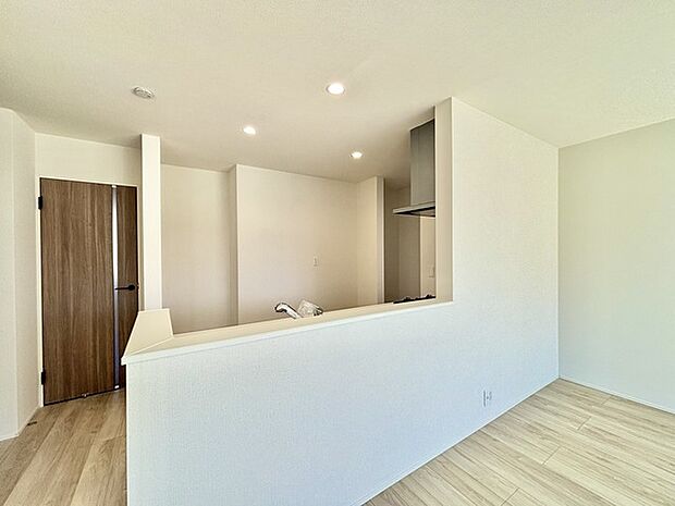 家族の集うリビングには色々な方向から光が差し込む設計に。家族のコミュニケーションが弾むスポットだから明るい雰囲気であってほしい。 