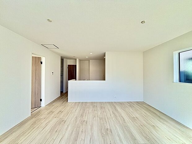 家族団欒のリビング。陽光差し込む食卓には家族の会話とスマイルが溢れます。いつまでもここで食卓を囲みたくなる、そう感じさせてくれるスペース。 