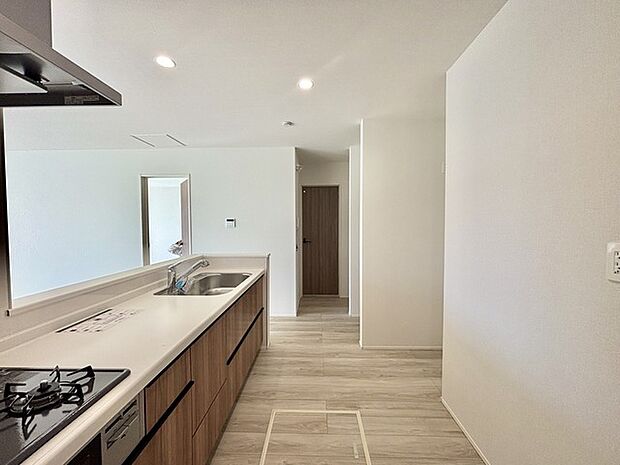 家族が一番集まる場所だから広々としつつも素敵な空間であって欲しい。皆がくつろぐリビングからキッチンまでが一つに繋がる空間。 