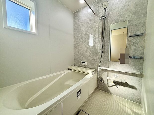 落ち着いた色味の浴室で1日の疲れをゆっくりと癒してください。 