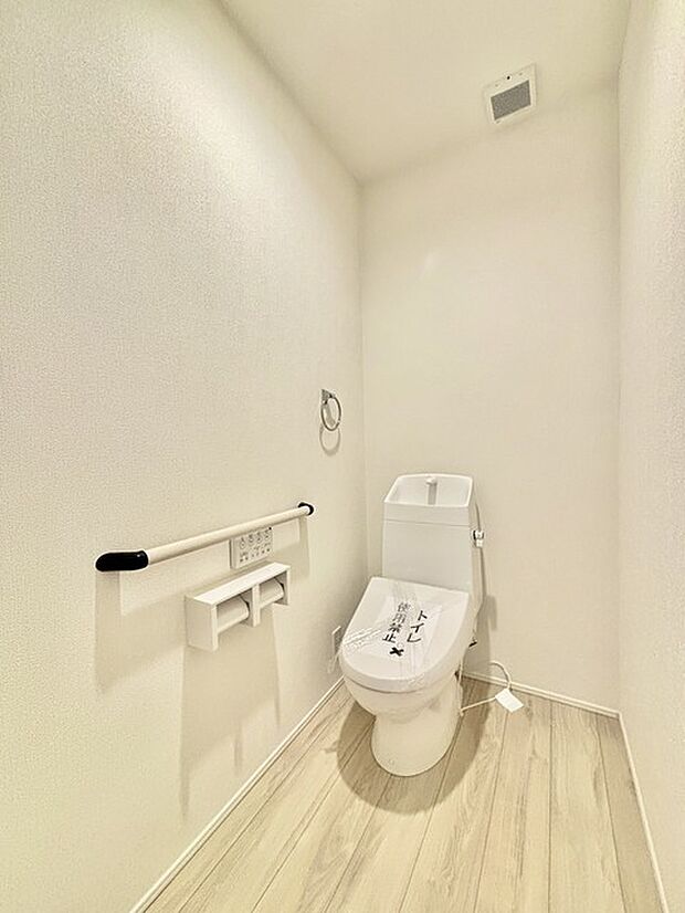 ゆとりのある広さのウォシュレット機能付きのトイレ。