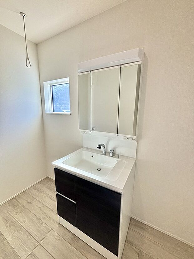 お出かけ前の身だしなみに一歩差がつく三面鏡。ミラー裏にはたっぷり収納もございます。 