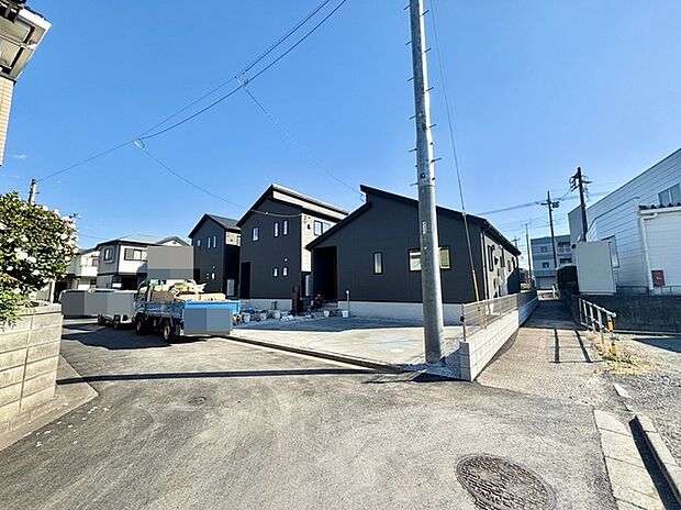 セカンドカーや来客時にも便利なカースペース3台分ございます。 