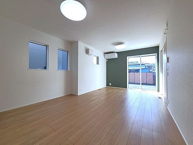 家族の集うリビングには色々な方向から光が差し込む設計に。家族のコミュニケーションが弾むスポットだから明るい雰囲気であってほしい。