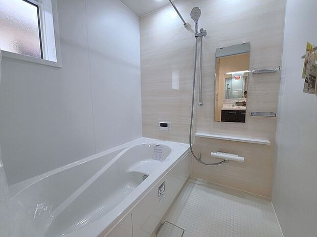 一緒にお風呂に入っている子供達の声がリビングまで聞こえてきそうな広々とした1坪バス