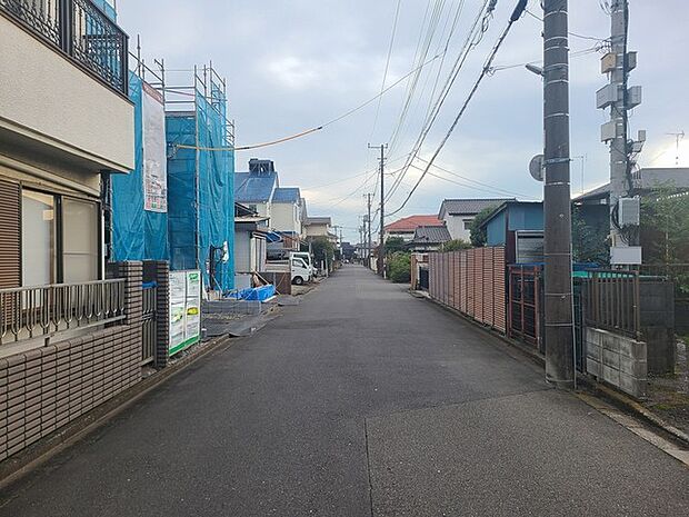 6m幅員の道路に面しておりお車の運転が苦手な方でも安心して出入りいただけます。 