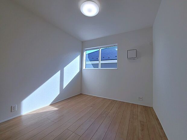 どんな家具にでも相性が良い清潔感ある白色調のクロスを採用。主張しすぎない配色、耐久性にも優れた床材は日々のメンテナンスも楽に、快適に過ごして頂けるよう考えられています。