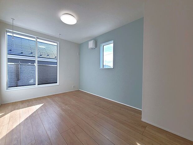 アクセントクロスを使用したオシャレな洋室。窓からそそぐ陽の光が眩しいベッドルームは、朝の目覚めが心地良く迎えられそうです。