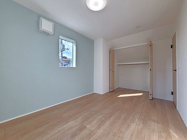 アクセントクロスを使用したオシャレな洋室。窓からそそぐ陽の光が眩しいベッドルームは、朝の目覚めが心地良く迎えられそうです。